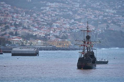 Vista Do Funchal Madeira Da Marina Um Barco Caravel No Mar Portugal