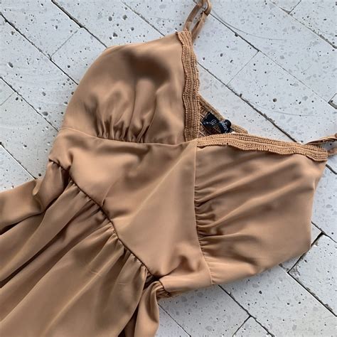 Vestido Longo Decote V Detalhado Em Gripier Nude Dondoca Moda Feminina