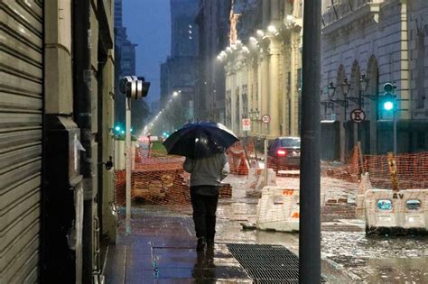 Intensa lluvia comenzó a caer de madrugada en Santiago y zona centro