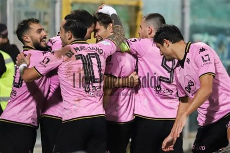 Palermo In Ritiro Due Calciatori Positivi Al Covid