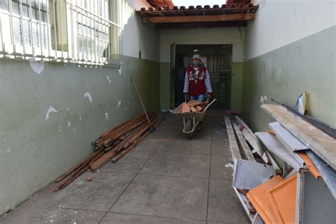 Trag Dia Anunciada Telhado De Sala De Aulas Desaba Em Escola