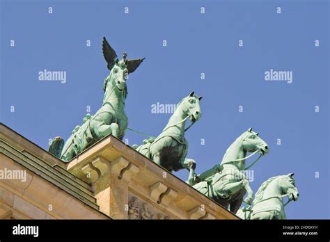 brandenburg gate, quadriga statue, brandenburg gates, quadriga statues Stock Photo - Alamy