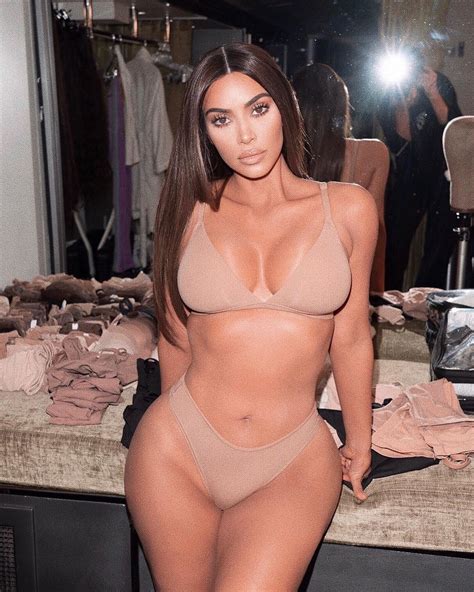 Kim Kardashian Mostra Curvas Ao Posar Lingerie Nude E Ganha Mais De