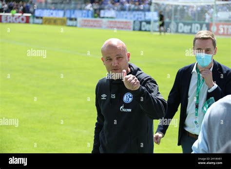 Daumen Hoch Von Sportdirektor Rouven Schr Der Schalke Ger Fc