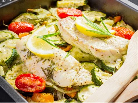 Saludable Filete De Pescado Con Verduras Al Horno Para Comer O Cenar