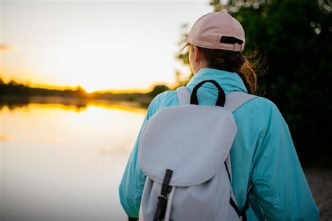 Mujer Viajera Con Mochila Y Sombrero Mirando La Puesta De Sol Vista