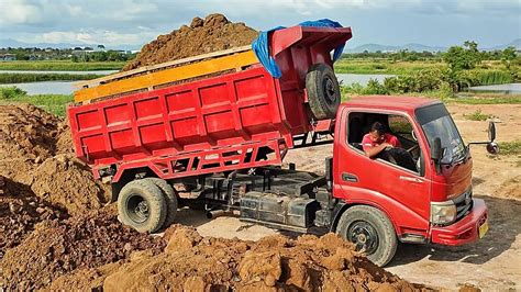 Truk Jomplang Mobil Truk Toyota Rhino Bongkar Muatan Tanah Full Bak