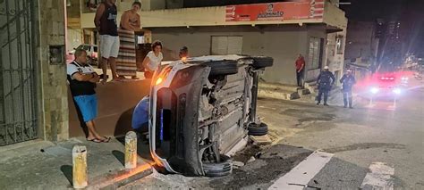 Carro Tomba Ap S Colis O E Condutor Fica Ferido No Centro Da Capital