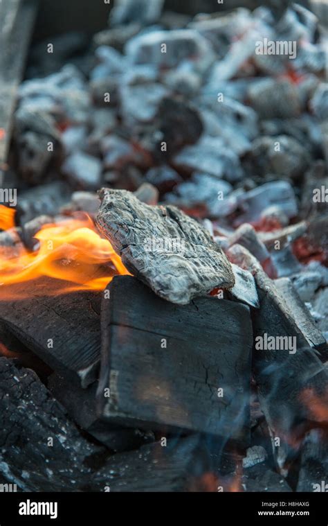 Glühende kohle Fotos und Bildmaterial in hoher Auflösung Alamy