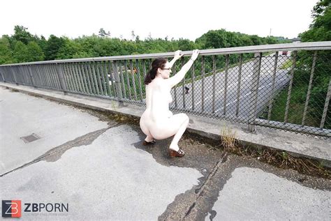 Zeigegeil Auf Der Autobahnbruecke ZB Porn