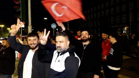 NonstopNews Türkische Fans in Duisburg feiern ausgelassen den