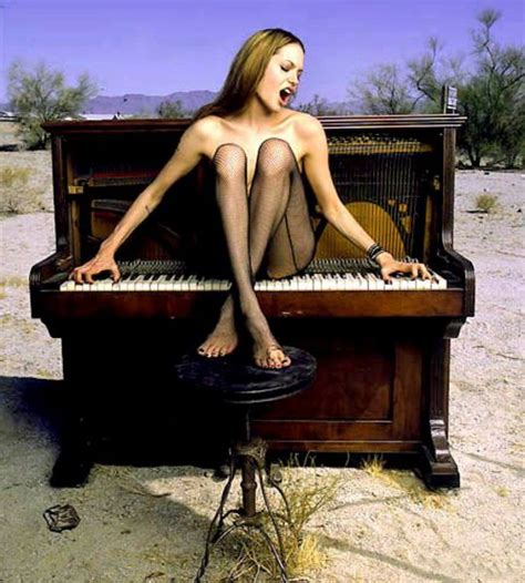 ANGELINA JOLIE HOT STILLS EVER SEEN CINEFUNDAAZ