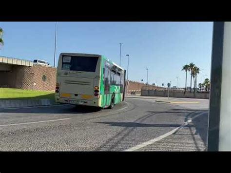 Autobús articulado interurbano 296 pasando por Club Deportivo Náutico