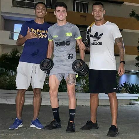 Gabriel Pec publica trechos do seu treino Veja os vídeos SuperVasco