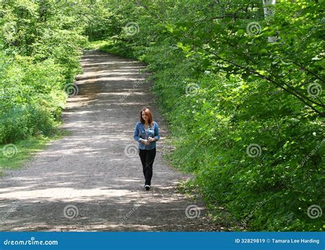 Mujer Joven Descalzo En Un Camino Forestal Imagen De Archivo Imagen