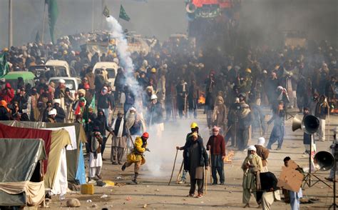 Clashes Turn Deadly As Pakistan Cracks Down On Protesters Wsj