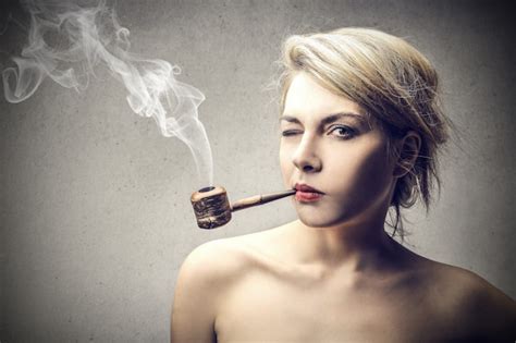 Femme Blonde Fumer Pipe Photo Premium