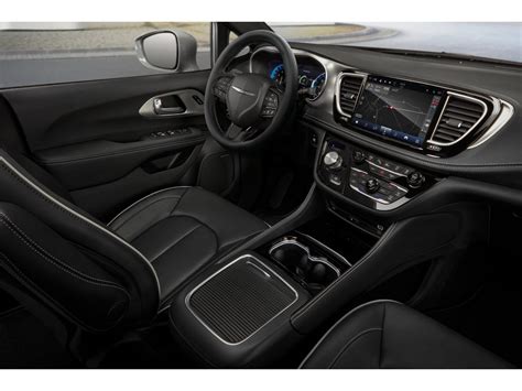 2024 Chrysler Pacifica Pictures: | U.S. News