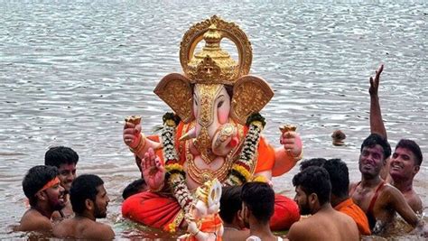 Mumbai Ganesh Festival मुंबईत पाच दिवसांच्या गणरायला वाजत गाजत निरोप