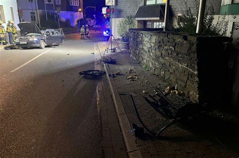 Schwerer Unfall In Essen Frau Eingeklemmt Drei Verletzte Fahrer War