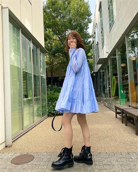 良原安美さんのインスタグラム写真 良原安美instagram「夏と秋の間。 服装難しいですが、 ⁡ 秋っぽい服にサンダル合わせしたり