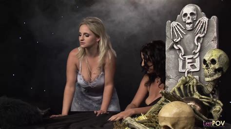 Vollbusige Blonde Schlampe Teilt Ein Paar Sexspielzeug Mit Einer Br Netten Freundin Xhamster