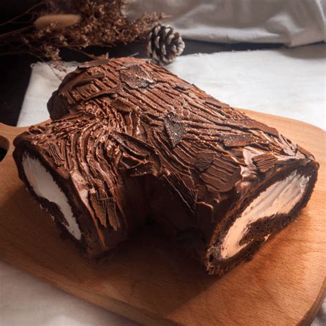 Easy Yule Log Cake Recipe Baking Made Simple By Bakeomaniac