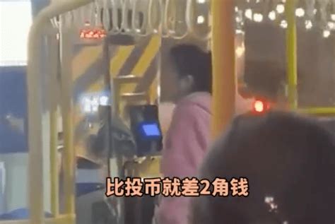 宜宾一女子因为4毛钱车费和行驶途中的公交司机吵架！（附视频） 乘客