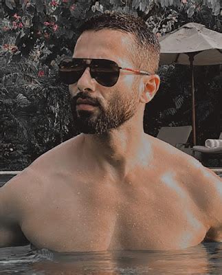 Shirtless Bollywood Men Shahid Kapoor In The Pool Daddy S So Hot