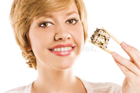 Fille Aux Cheveux Courts Avec Des Petits Pains De Sushi Image Stock