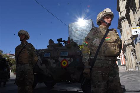 Militares Camuflados Con Cascos De Guerra Y Armados Adem S De