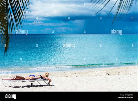 Blondine im bikini Fotos und Bildmaterial in hoher Auflösung Alamy