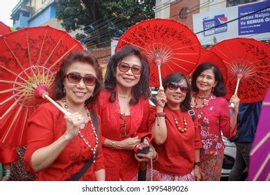 3 367 Held Celebrate Chinese New Year Images Stock Photos Vectors