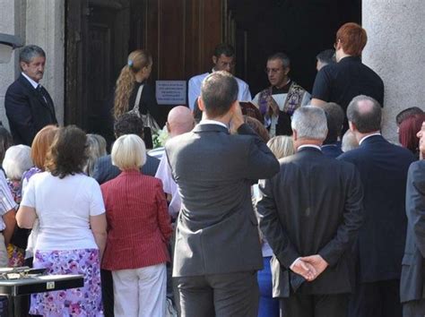 Uomo Di Grande Fede E Generosit In Tanti Per L Ultimo Abbraccio A