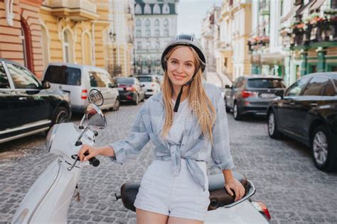 La Fille Blonde Magnifique Dans Le Casque Pose Sur L Appareil Photo Elle Sourit La Fille S