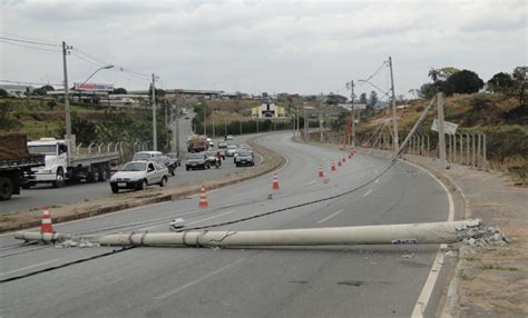 G1 Motorista Perde Controle De Carro E Derruba Quatro Postes Na