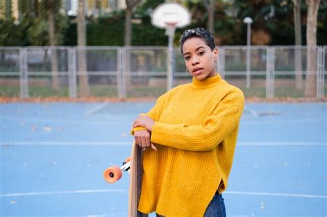 Joven Latina De Pelo Corto Con Patineta Y Postura Empoderada Concepto Deporte Feminismo