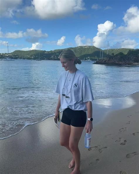 Lauren Bell England S Hot Rising Cricket Star Photos ZestVine