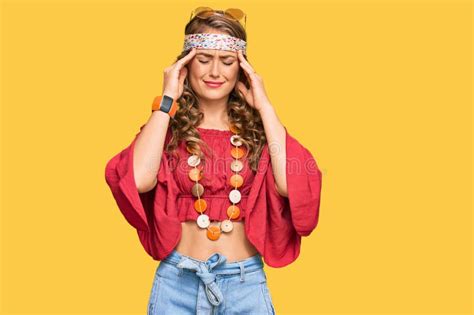 Jeune Fille Blonde En Bohème Et Hippie Souffrant De Maux De Tête Désespérée Et Stressée Parce