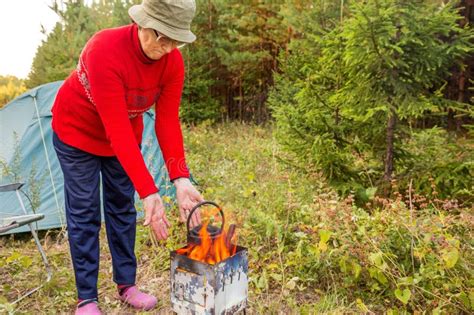 Belle Femme Mature Se Réchauffe Les Mains Dans La Nature Dans La Forêt Photo stock Image of