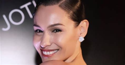 A puro nude Pampita lució su outfit más sofisticado y se robó todas las miradas