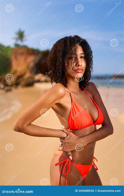 Portrait De Serein Look Fit Attrayant Jeune Femme Noire Posant En Bikini à Plage Exotique Par