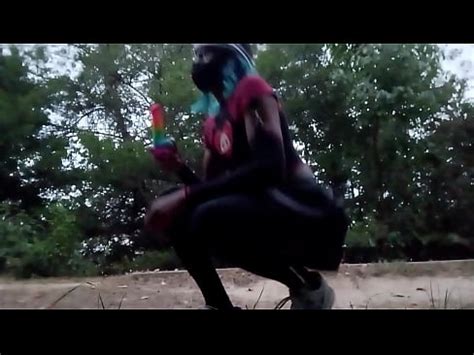 Sissy Femboy Garganta Profunda GRANDE Consolador en Público XVIDEOS