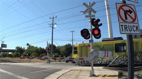 Redding Ave Railroad Crossing Sacrt Light Rail Trains Sacramento Ca Youtube