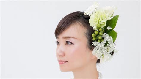 成人式や前撮りに！生花の髪飾り（ヘアード）をお花屋さんに注文する方法とコツまとめ｜切花情報サイト／ハナラボノート