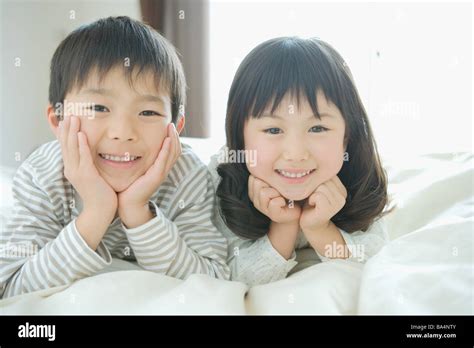 Famille Est Asiatique Avec Deux Enfants Banque D Image Et Photos Alamy