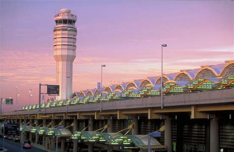 airport amenities  loving  week stuck   airport