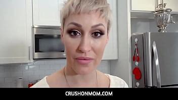 Milf Rubia De Grandes Tetas Madrastra Inclinada Sobre El Fregadero Follada Por Su Hijastro