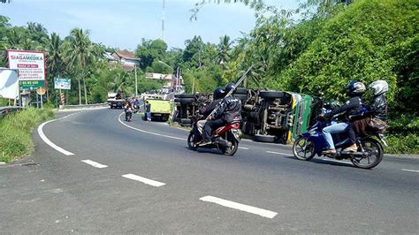 Tak Kuat Menanjak Truk Bermuatan Bata Terguling Di Jalur Bobotsari