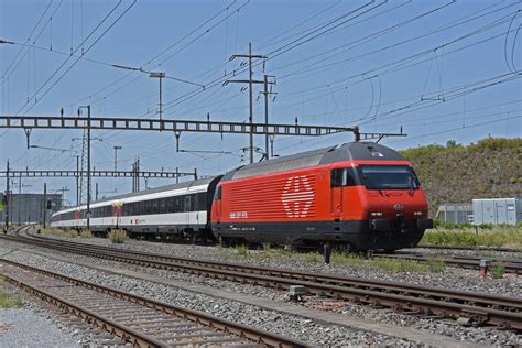 Re 460 098 7 durchfährt den Bahnhof Pratteln Aufnahme stammt vom